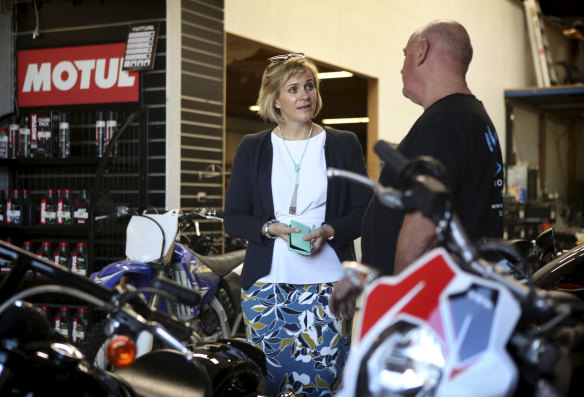 Zali Steggall meets Motorcycle Mechanic owner Shaun Litterick on the campaign trail.