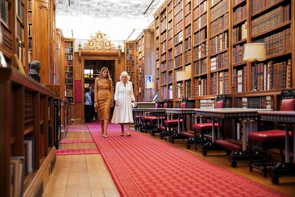Antes, a primeira -dama se juntou à rainha Camilla para uma excursão pela Royal Library e para ver a casa das bonecas da rainha Mary.