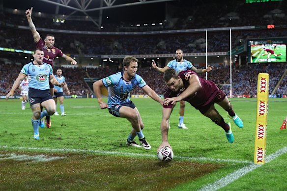 Corey Oates of the Maroons scores try