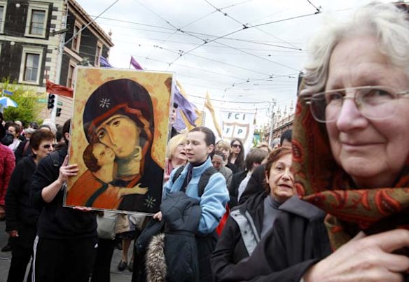 A parade to celebrate Mary MacKillop's canonisation makes its way to the Royal Exhibition Building in Melbourne.