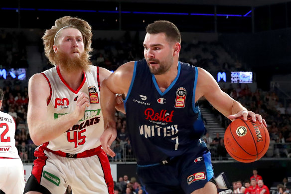 Melbourne United's Isaac Humphries (right)已经成为 NBL 中第一个公开的同性恋者。” loading=