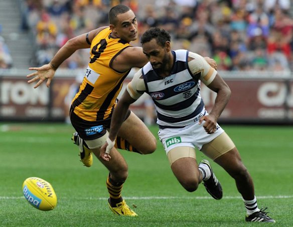 Geelong's Travis Varcoe is chased by Shaun Burgoyne.