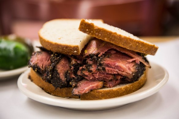 来自纽约市 Katz's Deli 的熏牛肉黑麦三明治。