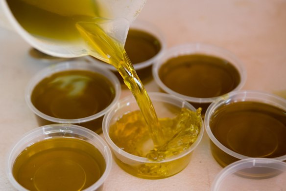 Leaves from plants that grow naturally near Alice Springs are being used to make various bush balms for a range of ailments. Sales of the balm supports dialysis facilities at the Purple House in Alice Springs, NT. 