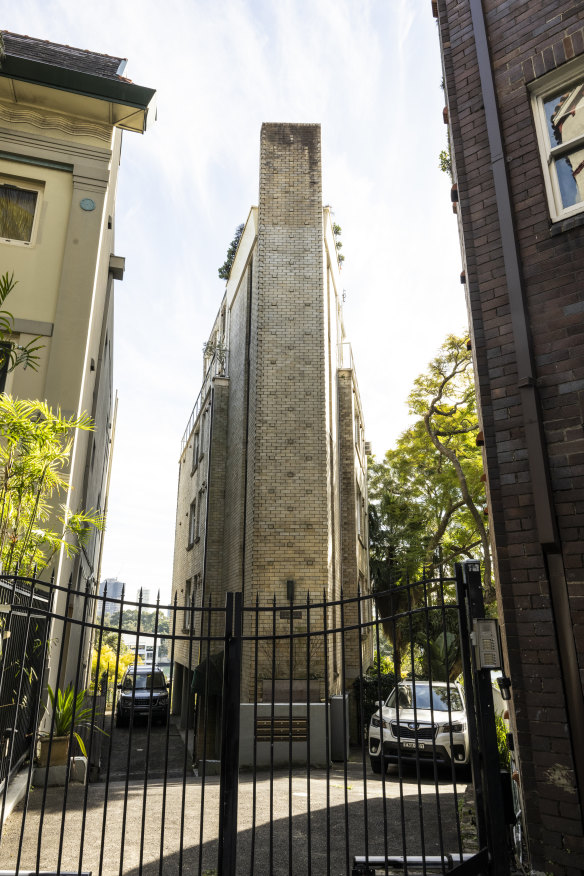 The Potts Point Preservation Group wants to stop the demolition of older apartment buildings in Potts Point and Elizabeth Bay with affordable studio and one-bedroom units.