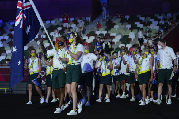 Patty Mills and Cate Campbell carry the Australian flag into the opening ceremony.
