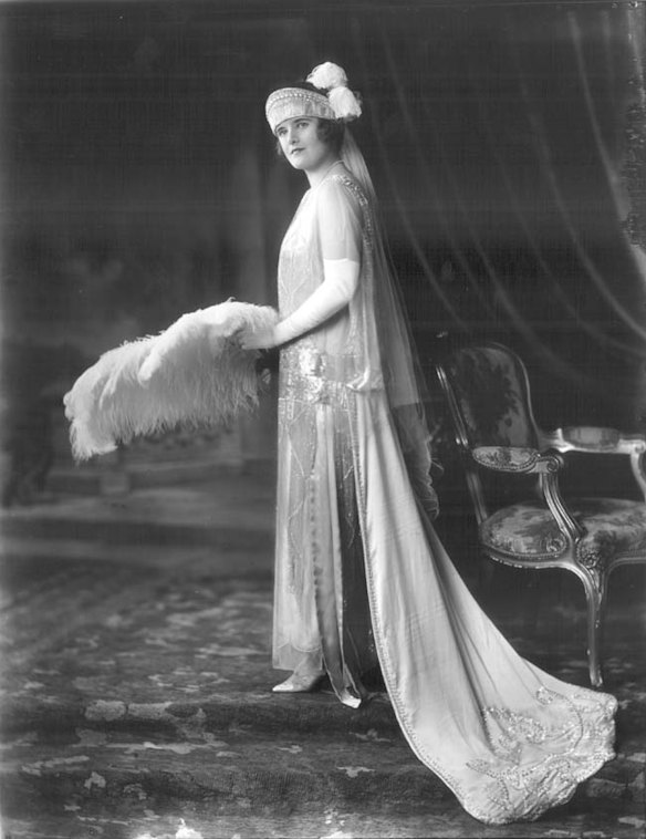 Dresses became more flowing and easier to move in as dancing became a more popular part of the wedding celebrations. 