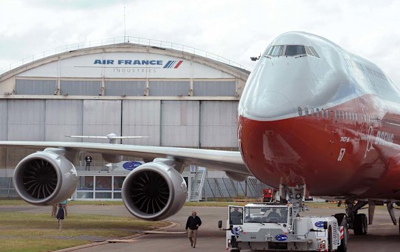 Boeing's new 747-8 Intercontinental long version of its famed jumbo jet landed outside Paris on Sunday a day ahead of its debut outside the United States at the Paris International Air Show.