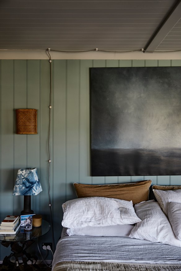 Upstairs, bedrooms are painted
in “Threadbare”, from Court’s paint
range. An artwork by Francesca Raft hangs above Court’s bed.