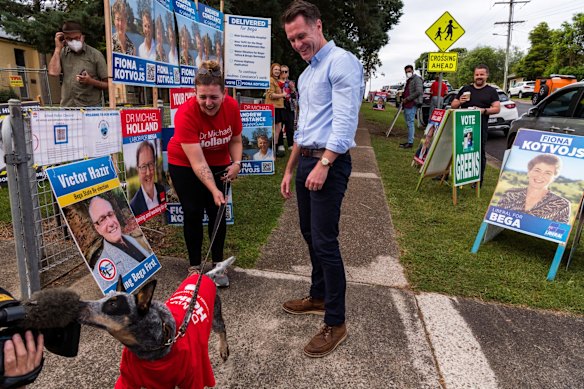 NSW Labor leader Chris Minns campaigns for Bega candidate Dr Michael Holland at the Moruya Public School polling booth.