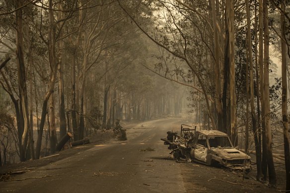  A NPWS firefighting Landcruiser lies burnt on Tallowa Dam Rd in Kangaroo Valley. It crashed after hitting a fallen tree on saturday when the Currowan fire impacted the area while the crew sheltered in a nearby dam for 3 hours before their rescue. 