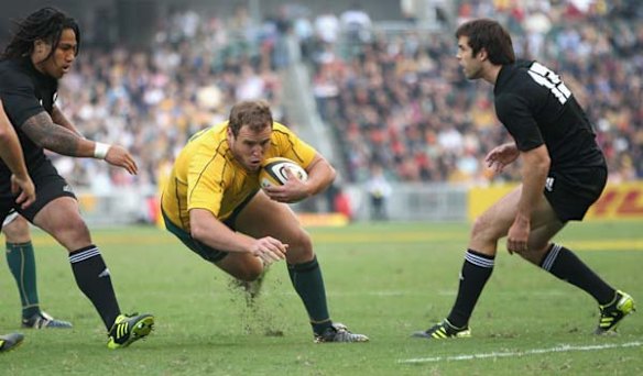 Ben Alexander goes for the gap between Ma'a Nonu (L) and Conrad Smith (R).