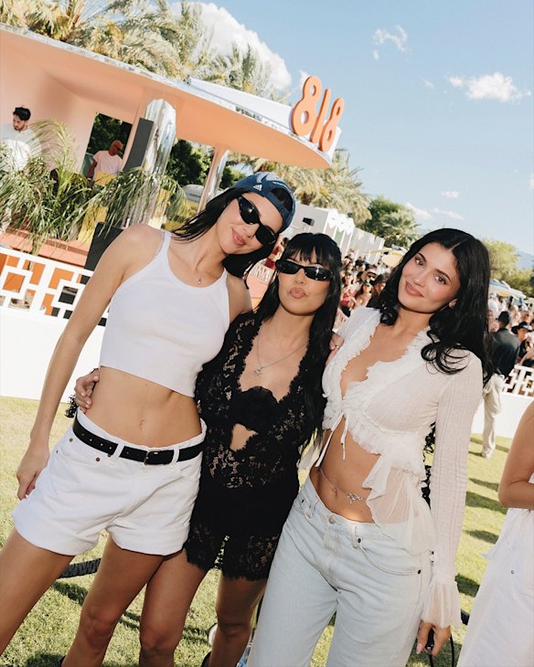 Kendall Jenner, Kourtney Kardashian y Kylie Jenner en 8181 Outpost en Coachella, 2026.