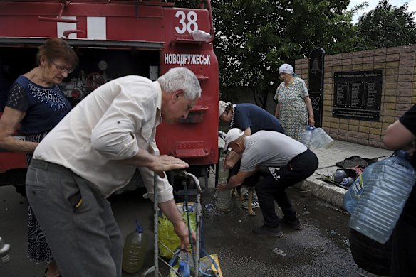 Remaining residents of Lysychansk gather around a fire truck to collect water as the city is without water and power. Those who have remained live under constant shelling. Lysychansk, Ukraine. 