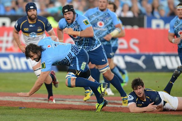 Jacques Potgieter of the Bulls breaks through a tackle.