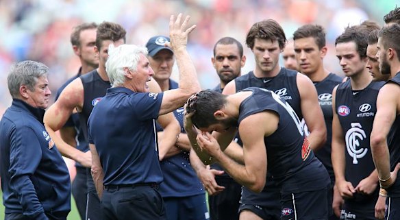 Mick Malthouse addresses his players at 3/4 time.