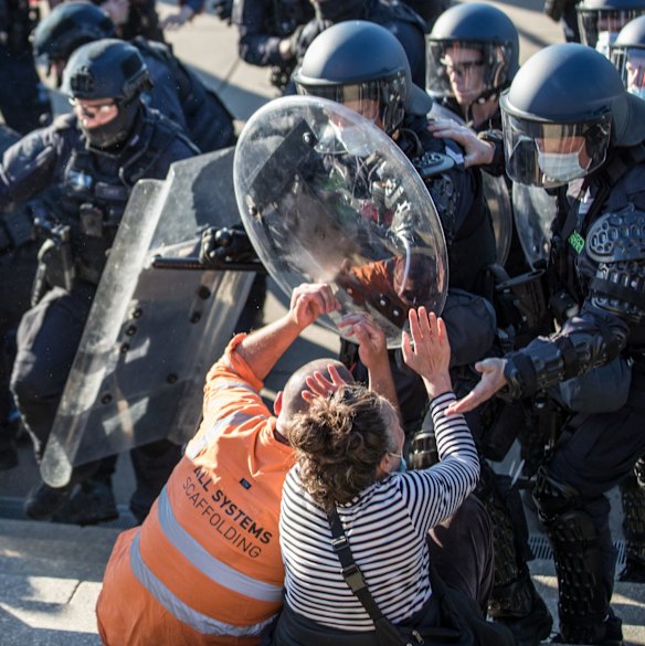 Victoria Police end the Shrine protest. 