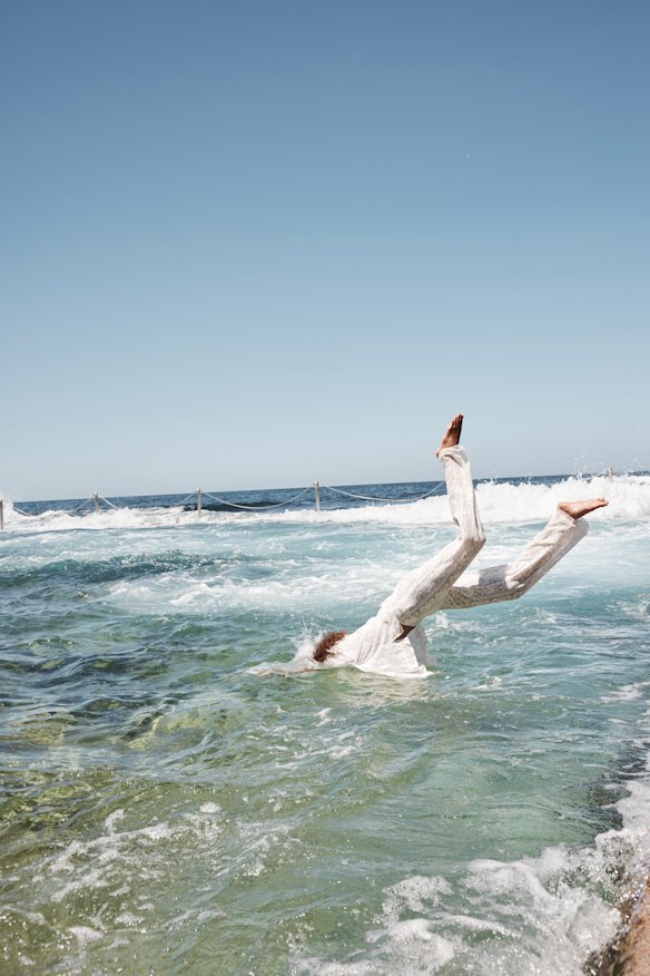 Camisa e calça Venroy (mostradas acima).