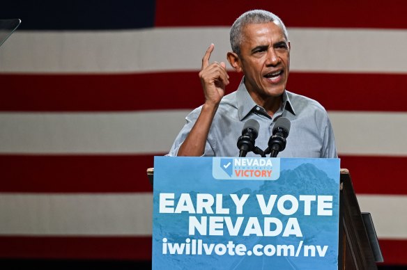 Eski ABD Başkanı Barack Obama, 1 Kasım 2022 Salı günü Las Vegas, Nevada, ABD'deki erken seçim mitingi sırasında konuşuyor.