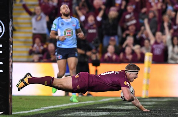 Jarred Wallace of the Queensland Maroons scores his first Origin try.