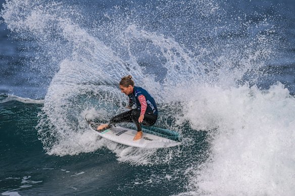 Stephanie Gilmore competes against Tyler Wright in the semi-final.