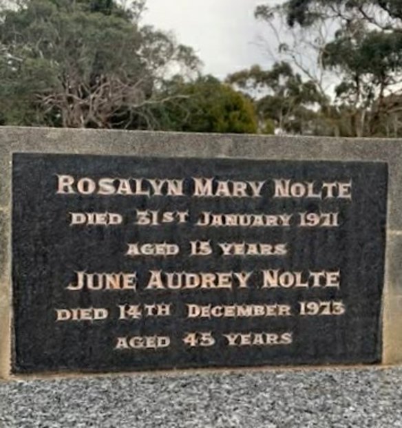 A lápide de Rosalyn e sua mãe, June, no cemitério de Branxholme.