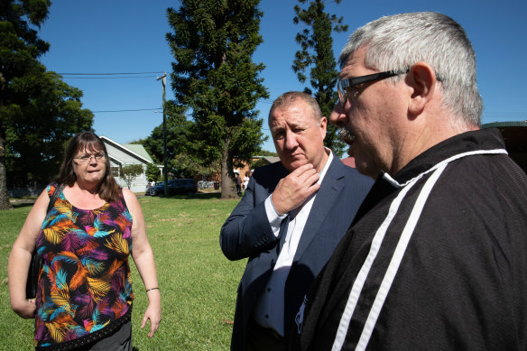 Labor’s candidate for the Upper Hunter, Jeff Drayton, centre, talks with Sarah Johnstone and her brother Stuart in Singleton.