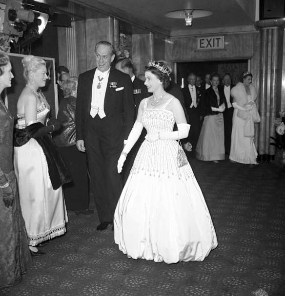 A Rainha Elizabeth II chega ao Odeon, Leicester Square, em Londres, para a estreia mundial beneficente do filme Lawrence da Arábia em 1962, usando o vestido de Norman Hartnell.
