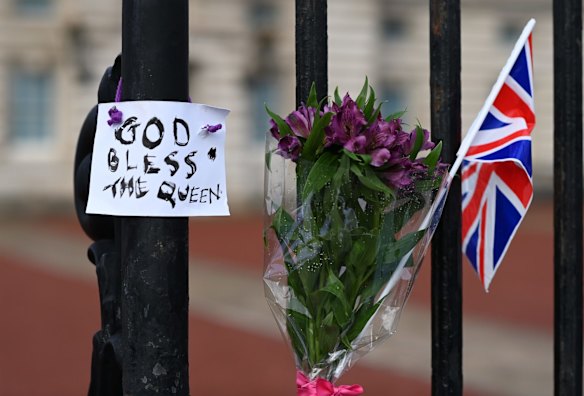 Tributes are placed outside Buckingham Palace on September 09, 2022 in London.