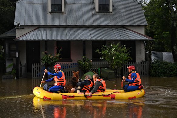 SES Rescue crew retrieve a family from homes flooding around Windsor on the Hawkesbury River.
22 March, 2021.