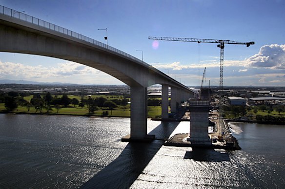 The building of the second Gateway Bridge.