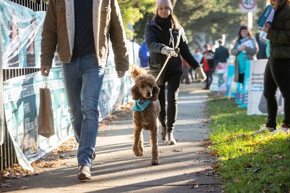 Early morning voters arriving in East Kew, seat of Kooyong.