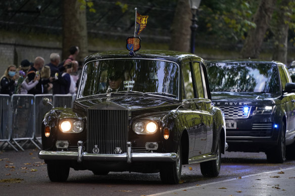 Kral Charles III ve Kraliçe Consort Camilla'yı taşıyan araba, Londra'daki Buckingham Sarayı'na gidiyor.