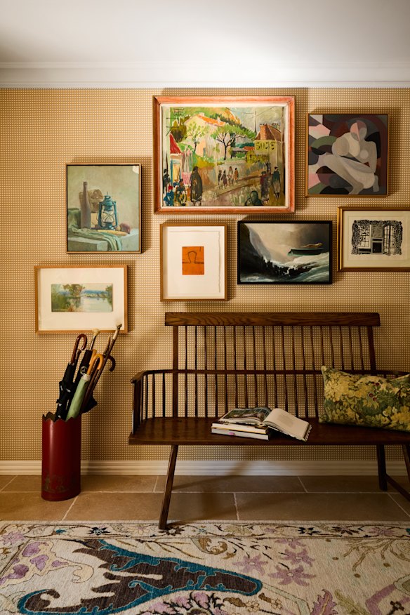 An oak “comb-back” settee in the entrance hall was made by Greg Stirling. “It
was an engagement present; our initials are carved into the back,” says Brownlow.