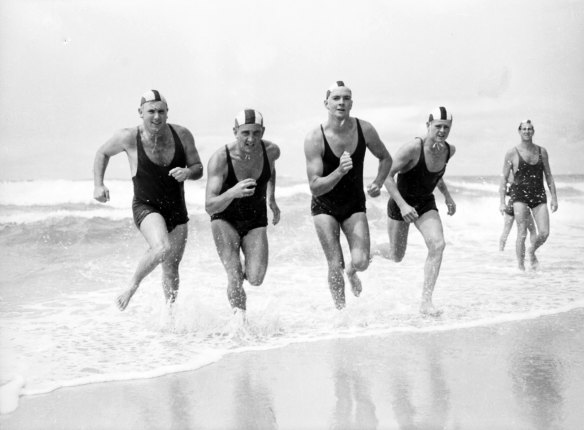 Lifesavers compete in the Australian surf lifesaving champions at Newport Beach in Sydney, 14 March 1953