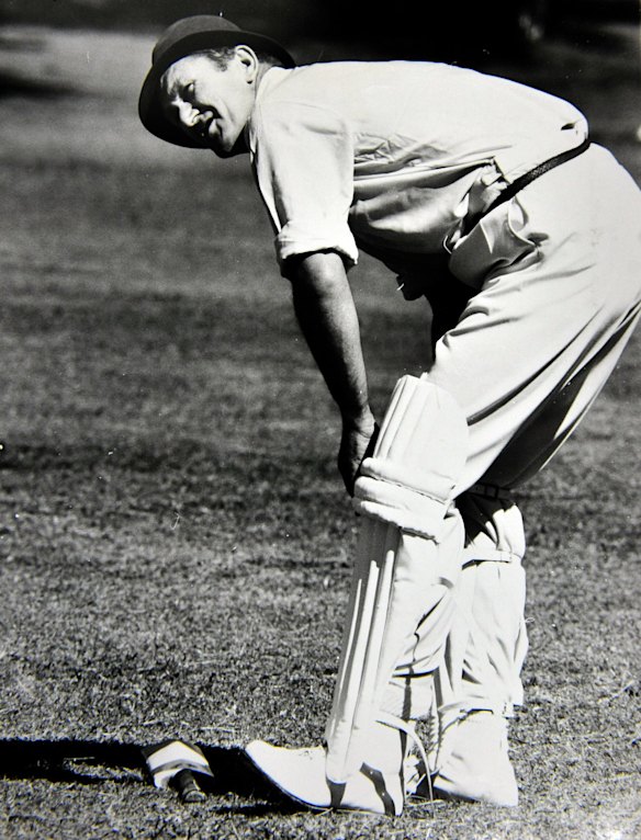 Former Prime Minister Malcolm Fraser plays cricket all padded up. (19/3/71)