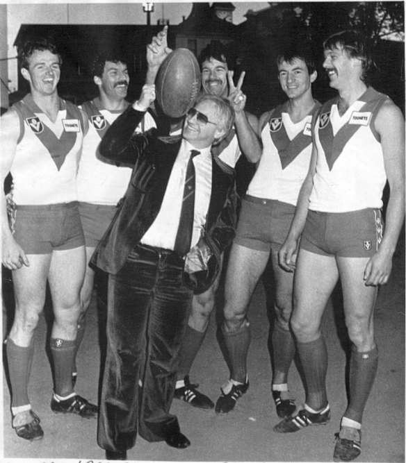 Sydney Swans new owner Dr Geoffrey Edelsten with some of the players at training.  Steve Taubert drops the ball while giving the V Sign. Sydney players (from left): Anthony Deniher, Rod Carter, Steve Taubert, Mark Bayes and Craig Braddy. 1985.