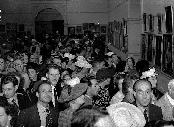 Crowds view the Archibald Prize entries at the Art Gallery of NSW on 21 January 1945.