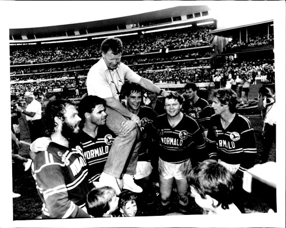 Bob Fulton with his winning Manly team in the Grand Final of 1987 against Canberra.