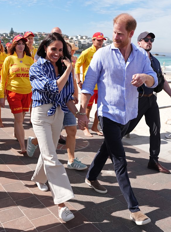 Meghan in a Matteau striped shirt and Rolla’s jeans with Prince Harry at Bondi Beach.