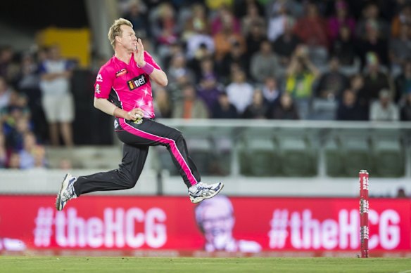 Brett Lee of the Sydney Sixers bowling in his final match.