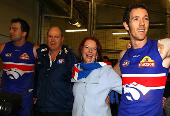 Brian Lake, Western Bulldogs coach Rodney Eade, Prime Minister Julia Gillard and Robert Murphy sing the team song.