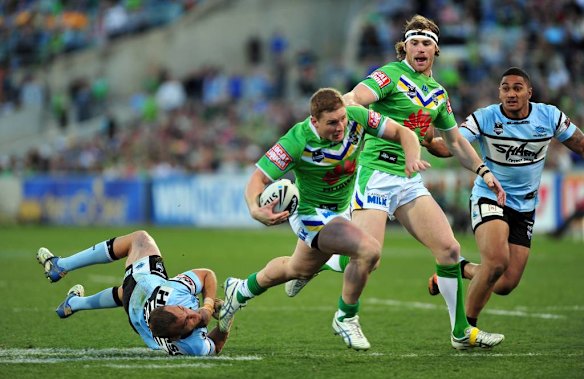 Glen Buttriss slices through to score a crucial try.