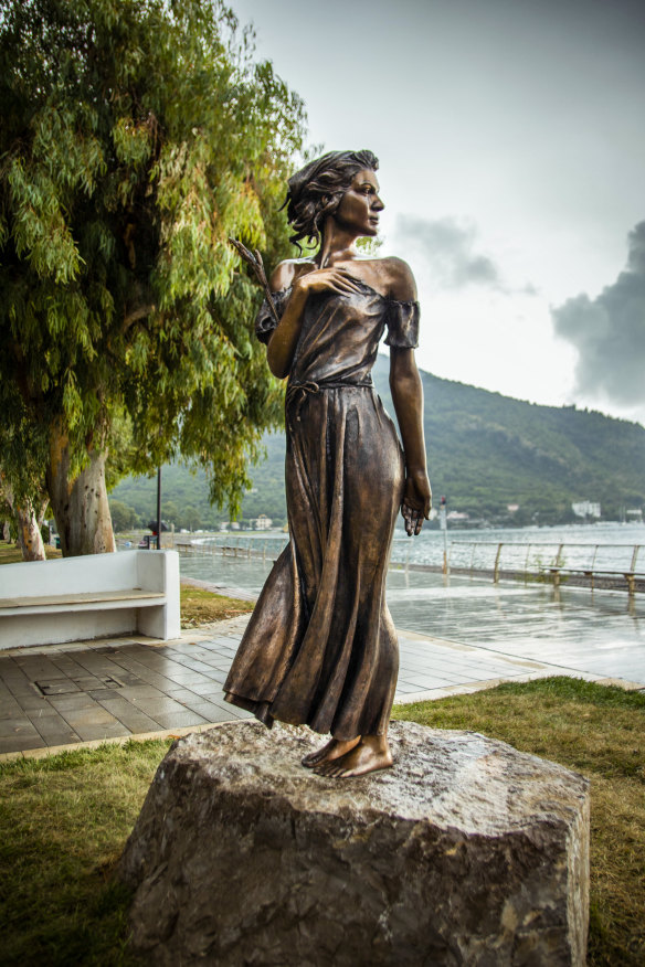 The bronze sculpture Spigolatrice di Sapri in Sapri, Italy.