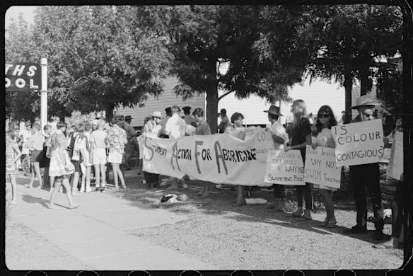 Freedom Rides SAFA (Student Action For Aboriginals) protesting segregated swimming pools from swimming in pools.