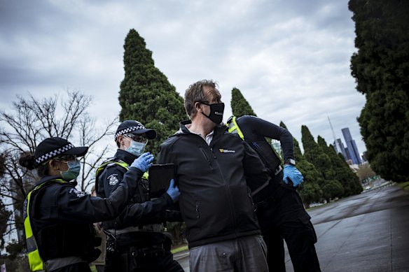 An anti-lockdown supporter is detained by Victoria Police after refusing to provide details and being in non-compliance with the Chief Health Officers guidlines. 