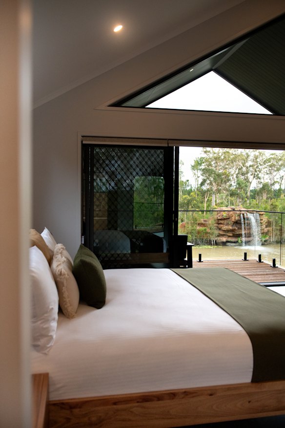 Um quarto no andar de cima da cabana.