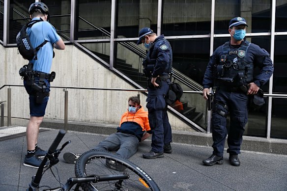 Protesters are arrested at anti lockdown protest in Sydney.