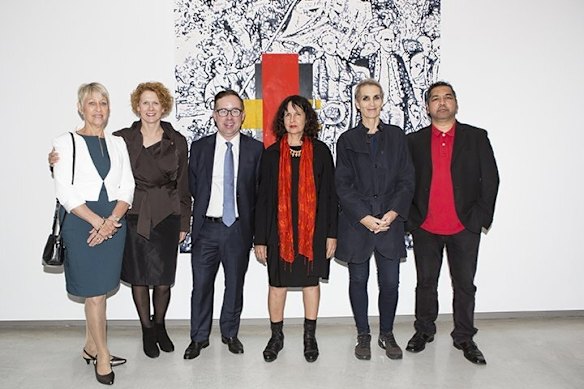 The first acquisition of Australian artworks announced in 2016 by the MCA and Tate International Joint Acquisition Program, supported by Qantas
Leanne Bennett, wife of the late artist Gordon Bennett; Elizabeth Ann Macgregor OBE, MCA Director; Alan Joyce, Qantas, CEO; Judy Watson, artist; Susan Norrie, artist and Vernon Ah Kee, artist.
