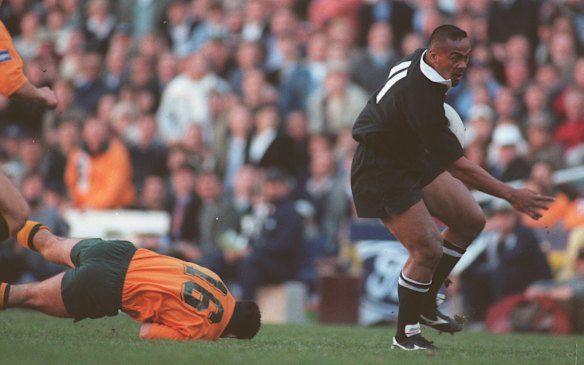 1995 Bledisloe Cup in Sydney at the Sydney Football Stadium. Winger Jonah Lomu beats a diving tackle attempt by David Campese to score .